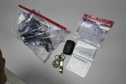 Pistola e chave do veculo utilizados no crime que matou morador de rua