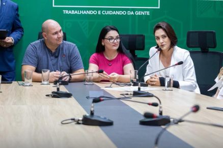 O prefeito Abilio Brunini, a primeira-dama Samantha Iris e Michelle Bolsonaro