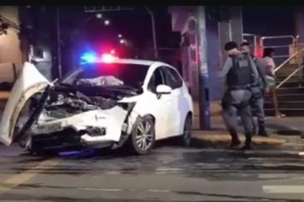 O carro da mulher ficou com a parte frontal destruda aps a batida