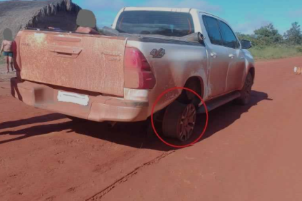 Caminhonete Toyota Hilux roubada pelo trio em Juara; veculo foi atingido pelos tiros