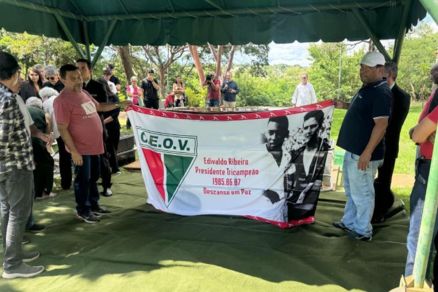 A bandeira exibida durante o sepultamento de Edivaldo Ribeiro (foto: Jo�o Vieira/A Gazeta)