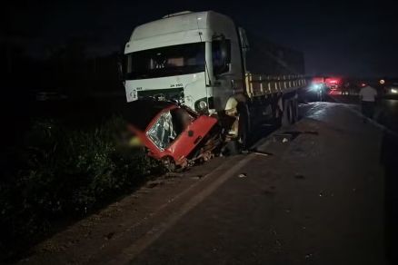 Caminho e veculo onde estavam as vtimas no acostamento da rodovia aps o acidente