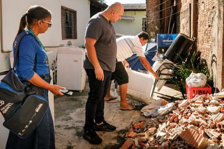 Prefeito Abilio Brunini e agente de sa�de durante visita em resid�ncia 