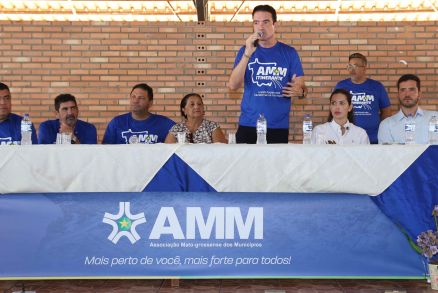 O presidente da AMM, Leonardo Bortolin, junto com lideranas em So Feliz do Araguaia
