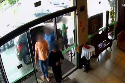 Imagem mostra momento em que homens deixam restaurante 