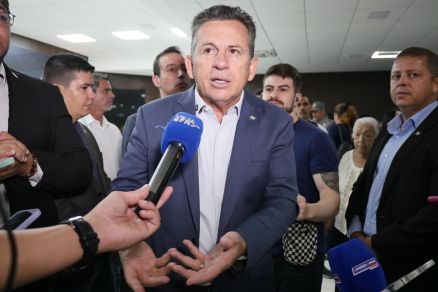 O governador Mauro Mendes ainda criticou o funcionamento do comrcio