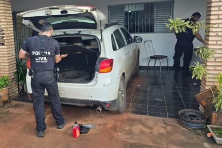 Policiais civis em uma das casas alvos da operao 