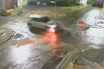 Imagem mostra momento em que veculo modelo Creta colide em motocicleta 