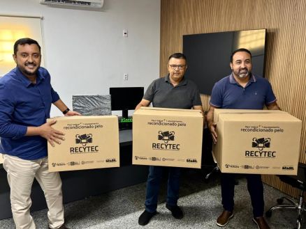 Representando a Prefeitura de Nobres, Francisco Dantas Pereira recebe equipamentos na Seciteci 