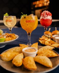 Com um ambiente sofisticado e descontrado, o bar oferece uma carta de drinks autorais