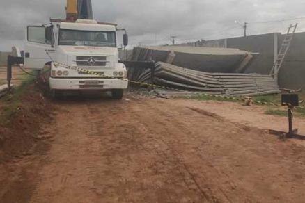 Cerca 12 placas de concreto caram sobre o trabalhador 