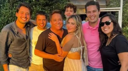 Leonardo posa entre os seis filhos