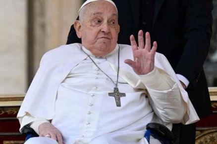 Papa Francisco fez breve apario na varanda da Baslica de So Pedro