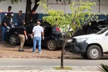 Policiais no local onde o corpo foi encontrado, nesta manh