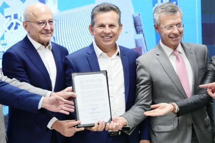 O vice-governador Otaviano Pivetta, o governador Mauro Mendes, e o presidente do Albert Einstein, Sidney Klajner