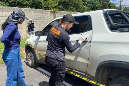 Momento em que peritas usam p magntico para colher digitais de veculo 