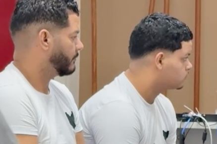 O ex-servidor Benedito e o filho Gustavo Santana, durante audincia de custdia