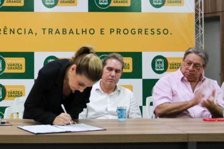 Flavia Moretti e Tio da Zaeli durante assinatura do Projeto de Lei