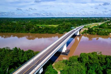A ponte sobre o Rio Cuiab, que ser inaugurada na sexta