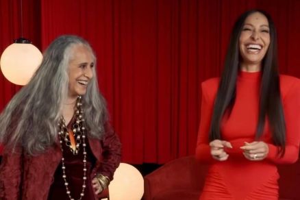 Maria Bethnia ( esquerda) participa de campanha com Sabrina Sato sobre produto capilar