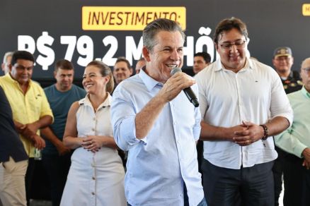 O governador Mauro Mendes, durante a cerimnia de entrega