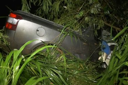 Veculo ficou destrudo aps colidir com rvore s margens da rodovia MT-458, em Pedra Preta