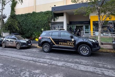Viaturas das polcias Federal e Civil esto em frente ao Shopping Goiabeiras.