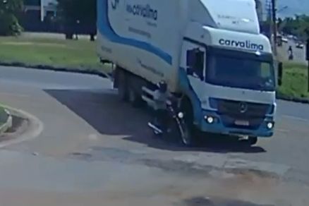 Imagem mostra o momento em que motociclista  atingido por veculo de carga 