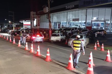 Agentes de segurana pblica durante operao Lei Seca 