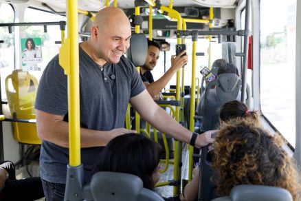 O prefeito de Cuiab Abilio Brunini conversa com usurios do sistema
