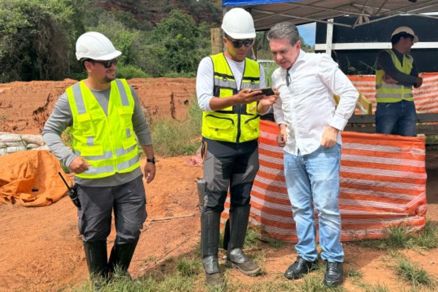 Presidente do TCE S�rgio Ricardo durante o acompanhamento das obras no Port�o do Inferno 