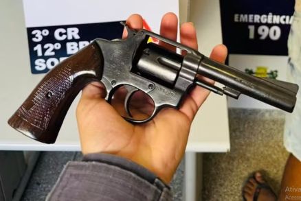 A arma foi apreendida e o caso segue sob investiga��o