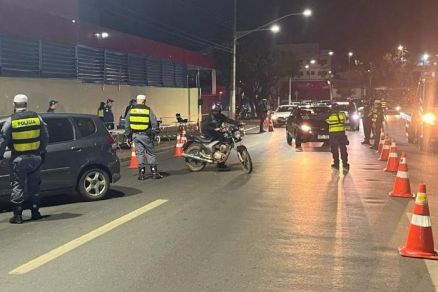 Policiais fiscalizam carros em avenidas de Cuiab�