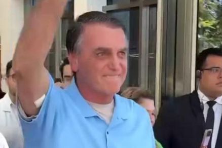 O ex-presidente Jair Bolsonaro, ao sair do hospital