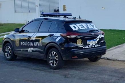 Viatura da Defaz em frente a um dos endere�os alvos da Opera��o Rent-A-Business