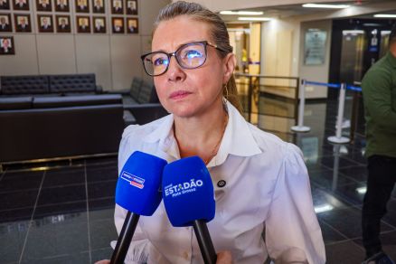 A prefeita de Vrzea Grande Flvia Moretti, que foi notificada na quarta-feira