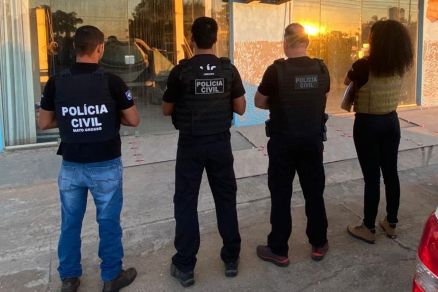 Policiais civis durante Operao deflagrada em quatro cidades de MT 