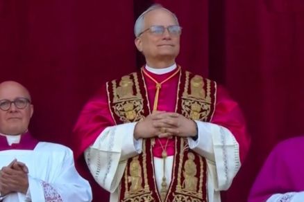O papa Leo 14, pontfice eleito h dois meses 