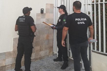 Policiais civis cumprem uma das ordens expedidas na Operao Poo Sem Fundo