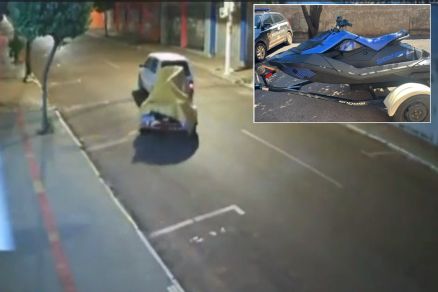 Imagem mostra momento em que grupo leva jet ski (em detalhe)