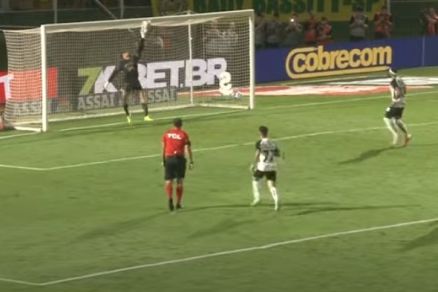 O momento em que Walter defende o p�nalti de Depay