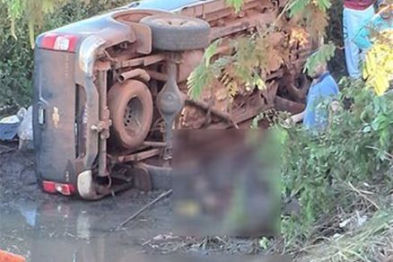 O carro e os corpos das v�timas espalhados ao lado dele 