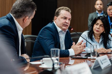O governador Mauro Mendes (de costas), o presidente da AL Max Russi e a prefeita de Cceres Eliene Liberato