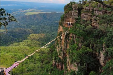Pr�tica de highline em um dos pared�es de Chapada dos Guimar�es