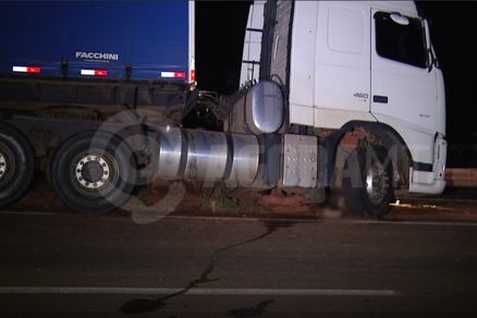 Acidente envolvendo carreta Volvo  e motocicleta deixou um morto