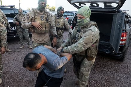 Momento em que policiais da GOE conduzem suspeito em Sinop para a delegacia 