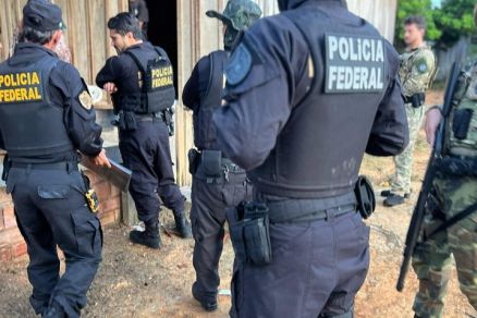 Agentes da Polcia Federal durante cumprimento das ordens judiciais 