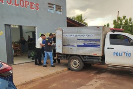 Politec recolhendo corpos de convenincia em Cceres, onde o crime aconteceu