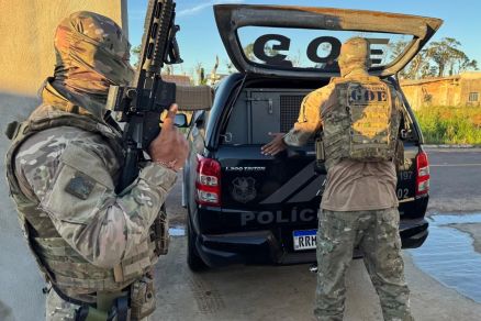 Agentes do GOE durante operao deflagrada pela Delegacia de roubos e furtos 