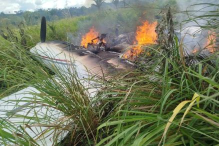 Avio incendiado por criminosos para que droga fosse destruda 